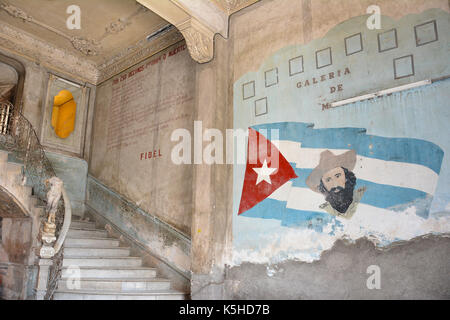 L'Avana, Cuba - Luglio 23, 2016: paladar la guarida ristorante scalinata e murale. Il ristorante si trova al terzo piano dell'edificio storico Foto Stock