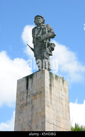 Santa Clara, Cuba - Luglio 26, 2016: il che guevara statua presso il mausoleo costruito in suo onore. Foto Stock