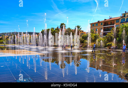 Il specchio di acqua sulla Promenade du Paillon, Nice, Francia Foto Stock