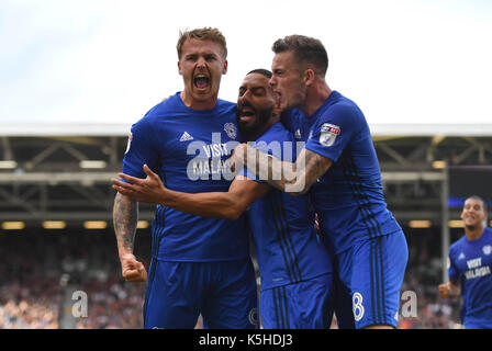 Cardiff city's danny ward (sinistra) punteggio celebra il suo lato del primo obiettivo del gioco durante il cielo di scommessa match del campionato a Craven Cottage, Londra. Foto Stock