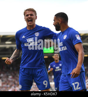 Cardiff city's danny ward (sinistra) punteggio celebra il suo lato del primo obiettivo del gioco durante il cielo di scommessa match del campionato a Craven Cottage, Londra. Foto Stock