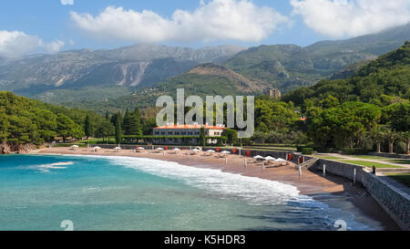 Montenegro, przno - agosto 12, 2017: vista di spiagge e hotel quattro stelle Kraljicina plaza vicino all'isola di Sveti Stefan Foto Stock