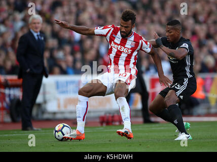 Stoke City eric maxim choupo-moting e il manchester united antonio valencia battaglia per la palla durante il match di premier league a bet365 stadium, Stoke. Foto Stock