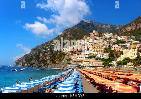 Ombrelloni galore - l'estate è in pieno! Foto Stock