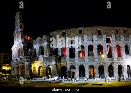 Vista notturna del Colosseo di Roma tra cui cittadini e turisti shot il 4 luglio 2016. Foto Stock