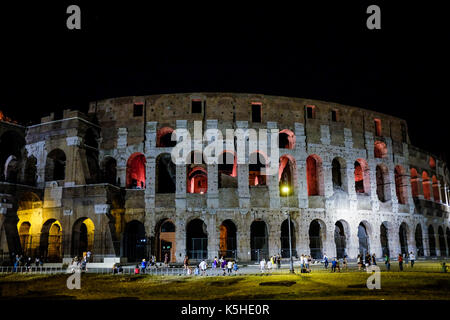 Vista notturna del Colosseo di Roma tra cui cittadini e turisti shot il 4 luglio 2016. Foto Stock