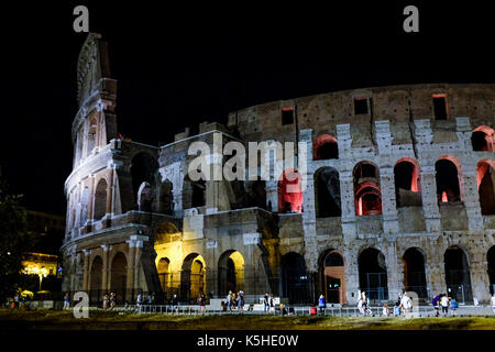 Vista notturna del Colosseo di Roma tra cui cittadini e turisti shot il 4 luglio 2016. Foto Stock