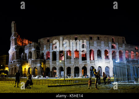 Vista notturna del Colosseo di Roma tra cui cittadini e turisti shot il 4 luglio 2016. Foto Stock