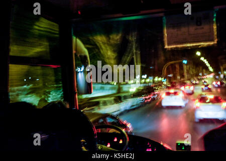 Gli autobus, automobili e motociclette e scooters lotta per lo spazio durante il traffico di notte ad Atene, Roma il 23 settembre 2017. Foto Stock