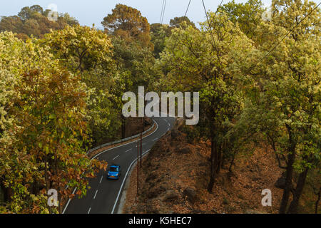 Strada tortuosa in kumaon, Uttarakhand, India Foto Stock