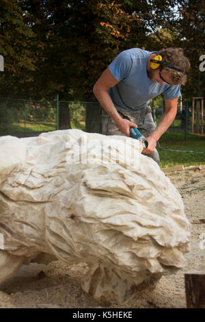 Lo scultore crea una scultura in legno durante una scultura internazionale simposio a cesky tesin. Repubblica ceca. Foto Stock