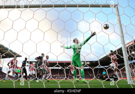 Stoke City eric maxim choupo-moting punteggi al suo fianco il secondo obiettivo del gioco durante il match di premier league a bet365 stadium, Stoke. Foto Stock