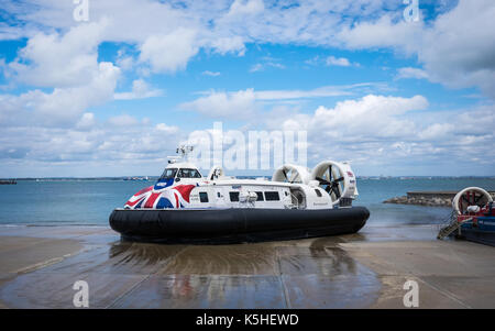 Isola Flyer, uno dei Ryde a Southsea Hovercraft lasciando il Ryde terminale. Foto Stock