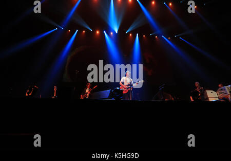 Solo uso editoriale Noel Gallagher High flying uccelli, eseguire durante il siamo in vantaggio di manchester visualizza, amid rafforzate le misure di sicurezza per la riapertura del manchester arena stasera per la prima volta poiché il terrore da attacco kamikaze salman abedi che urtò il suo dispositivo nel foyer del luogo alla fine di un'ariana grande concerto, uccidendo 22 e il ferimento di altre decine di altri a maggio 22. Foto Stock