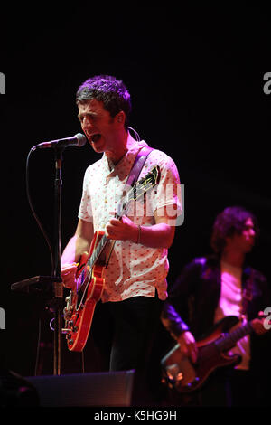 Solo uso editoriale Noel Gallagher High flying uccelli, eseguire durante il siamo in vantaggio di manchester visualizza, amid rafforzate le misure di sicurezza per la riapertura del manchester arena stasera per la prima volta poiché il terrore da attacco kamikaze salman abedi che urtò il suo dispositivo nel foyer del luogo alla fine di un'ariana grande concerto, uccidendo 22 e il ferimento di altre decine di altri a maggio 22. Foto Stock