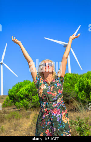 Turbine a vento donna Foto Stock