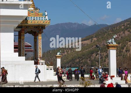 Adoratori presso il National Memorial chorten in thimphu, western bhutan Foto Stock