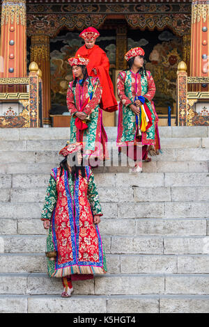 Thimphu bhutan - febbraio 20, 2015: i monaci all'abbassamento della bandiera cerimonia di tashichho dzong in thimphu Foto Stock