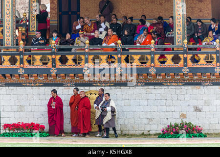 Thimphu bhutan - febbraio 20, 2015: i monaci, dei funzionari e degli ospiti VIP presso il re della festa di compleanno al changlimithang stadium di thimphu Foto Stock