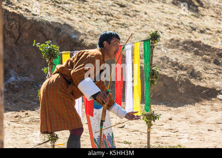 Valle phobjikha, western bhutan - febbraio 22, 2015: locale tiro con l'arco competiion nella valle di phobjikha. tiro con l'arco è lo sport nazionale del Bhutan. Foto Stock