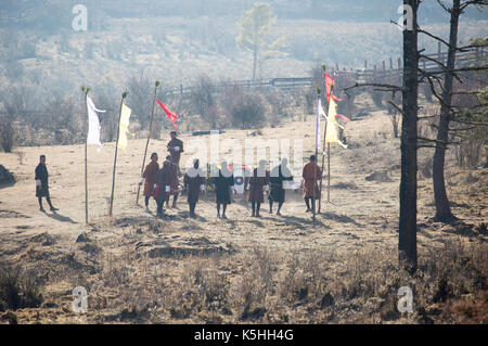 Tiro con l'arco locale la concorrenza nella valle di phobjikha, western bhutan Foto Stock