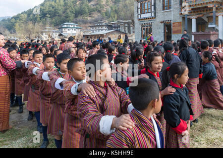 Gruppo di mattina e preghiere a gangrithang scuola primaria in jakar, centrale bhutan. Foto Stock