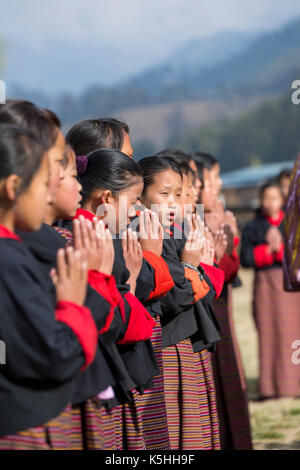 Gruppo di mattina e preghiere a gangrithang scuola primaria in jakar, centrale bhutan. Foto Stock