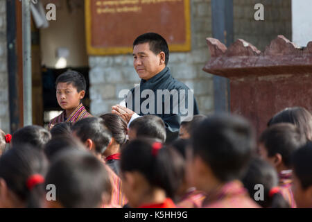 Gruppo di mattina e preghiere a gangrithang scuola primaria in jakar, centrale bhutan. Foto Stock