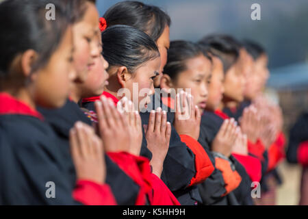 Gruppo di mattina e preghiere a gangrithang scuola primaria in jakar, centrale bhutan. Foto Stock