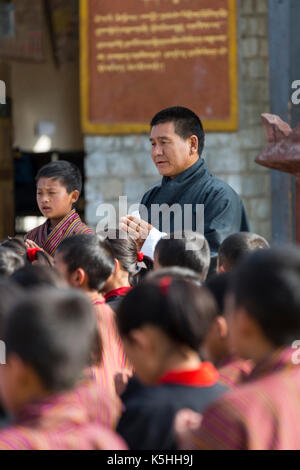 Gruppo di mattina e preghiere a gangrithang scuola primaria in jakar, centrale bhutan. Foto Stock