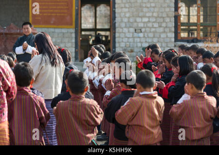 Gruppo di mattina e preghiere a gangrithang scuola primaria in jakar, centrale bhutan. Foto Stock