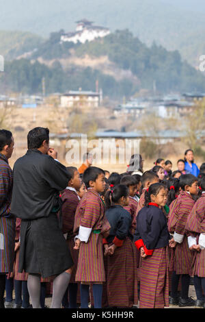 Gruppo di mattina e preghiere a gangrithang scuola primaria in jakar, centrale bhutan. Foto Stock