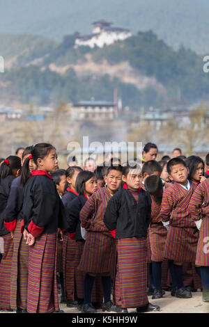 Jakar, bumthang, centrale bhutan - Feb 25, 2015: la principale a gangrithang scuola primaria porta il gruppo di mattina e le mie preghiere al di fuori della scuola essere Foto Stock