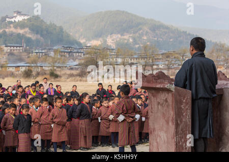 Gruppo di mattina e preghiere a gangrithang scuola primaria in jakar, centrale bhutan. Foto Stock