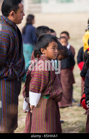 Gruppo di mattina e preghiere a gangrithang scuola primaria in jakar, centrale bhutan. Foto Stock