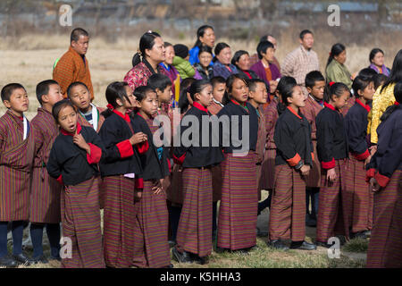 Gruppo di mattina e preghiere a gangrithang scuola primaria in jakar, centrale bhutan. Foto Stock