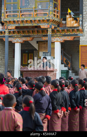 Jakar, bumthang, centrale bhutan - Feb 25, 2015: la principale a gangrithang scuola primaria porta il gruppo di mattina e le mie preghiere al di fuori della scuola essere Foto Stock