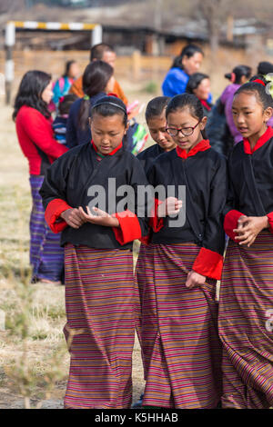 Gruppo di mattina e preghiere a gangrithang scuola primaria in jakar, centrale bhutan. Foto Stock