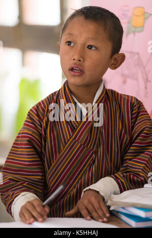 Gli studenti di matematica in classe a gangrithang scuola primaria, jakar, centrale bhutan Foto Stock