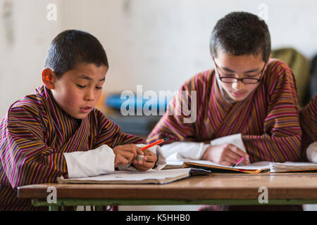 Gli studenti di matematica in classe a gangrithang scuola primaria, jakar, centrale bhutan Foto Stock