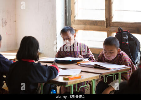 Gli studenti di matematica in classe a gangrithang scuola primaria, jakar, centrale bhutan Foto Stock