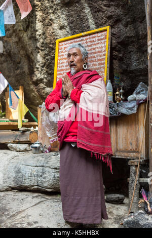 Eremita, uomo santo presso il lago di masterizzazione nel codolo valley, bumthang, centrale bhutan Foto Stock