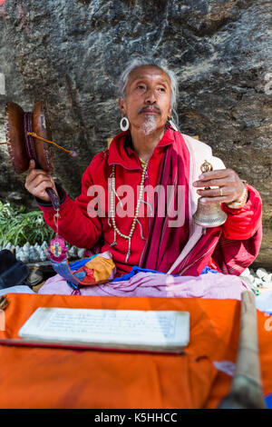 Eremita, uomo santo presso il lago di masterizzazione nel codolo valley, bumthang, centrale bhutan Foto Stock