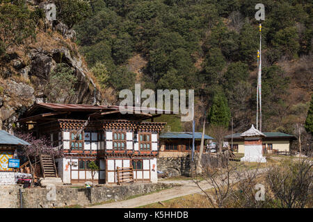 Il ristorante e il bar sul principale est-ovest road nel centro di Bhutan, nei pressi di pele la mountain pass. Foto Stock