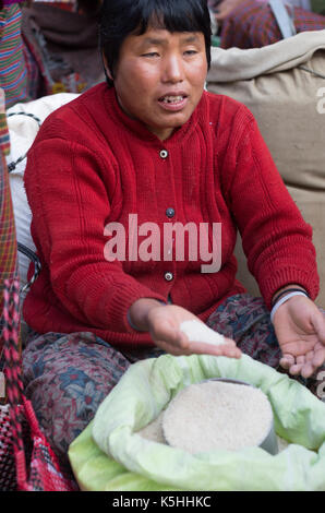 Il weekend mercato ortofrutticolo in khuruthang vicino al Punakha Dzong, western bhutan. Foto Stock