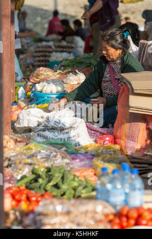 Khuruthang, punakha, western bhutan - febbraio 27, 2015: il fine settimana mercato ortofrutticolo in khuruthang vicino al Punakha Dzong. Foto Stock