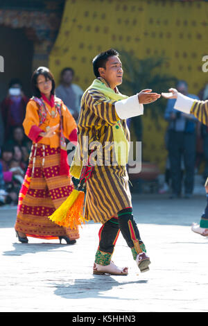 Punakha, western bhutan - febbraio 27, 2015: ballerini eseguono balli tradizionali a Punakha Dzong durante il tsechu annuale. Un dzong è un g fortificato Foto Stock