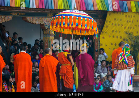 Punakha Drubchen (celebrazione storica) e Tsechu (celebrazione religiosa) a Punakha Dzong, Bhutan occidentale. Foto Stock