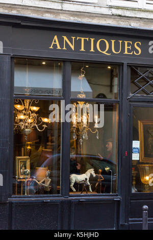 Guardando attraverso la finestrella del negozio di antiquariato nel settimo arrondissement di Parigi Foto Stock