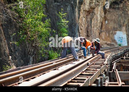 Essi sono la costruzione della ferrovia della morte a Kanchanaburi in Thailandia. Foto Stock